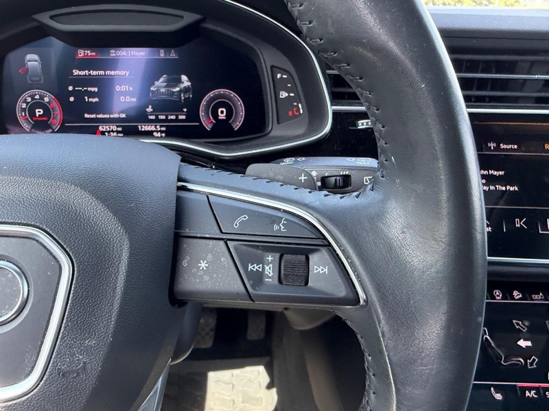 Audi Q7 Vehicle Full-screen Gallery Image 15