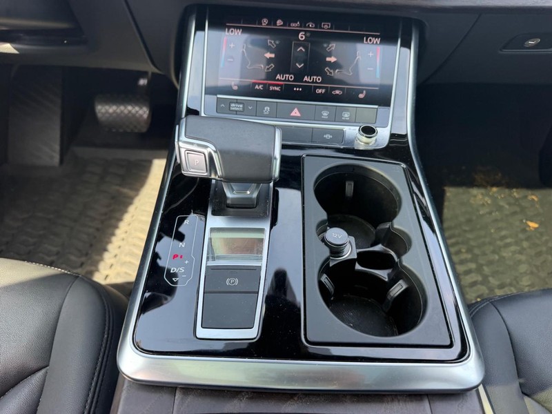 Audi Q7 Vehicle Full-screen Gallery Image 18