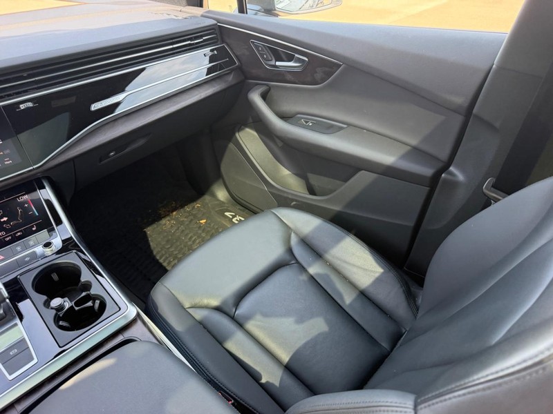 Audi Q7 Vehicle Full-screen Gallery Image 19