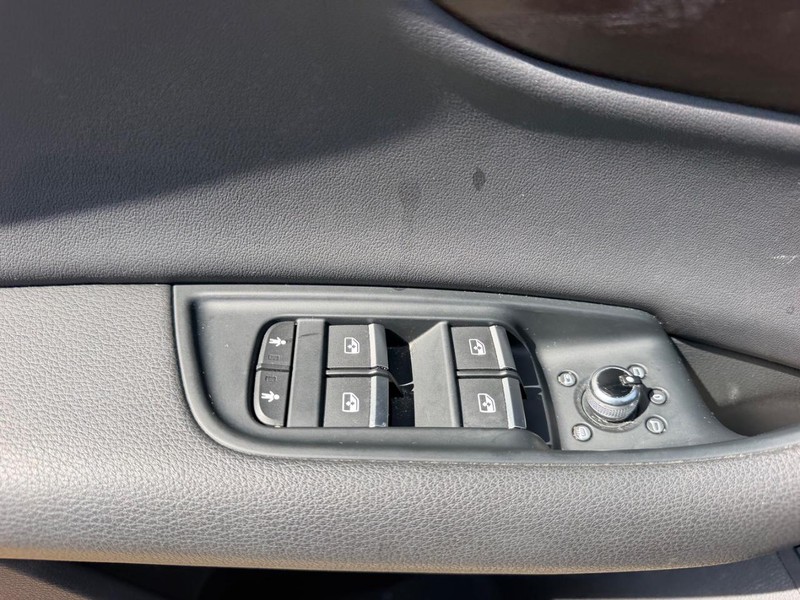 Audi Q7 Vehicle Full-screen Gallery Image 20