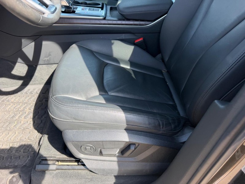 Audi Q7 Vehicle Full-screen Gallery Image 21