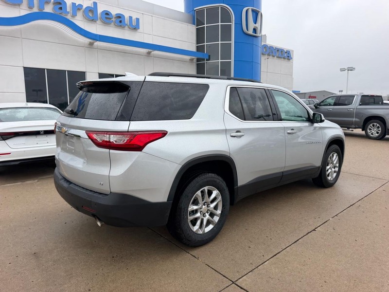 Chevrolet Traverse Vehicle Full-screen Gallery Image 02