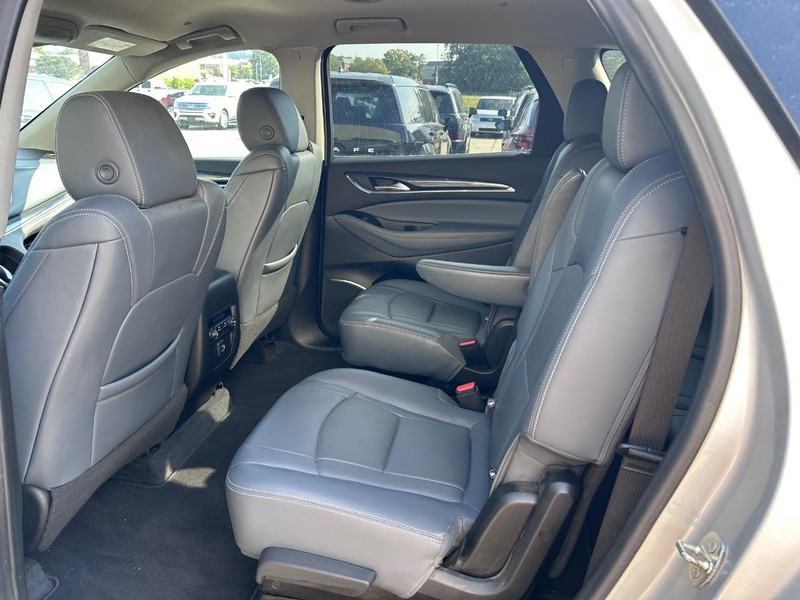 Buick Enclave Vehicle Full-screen Gallery Image 09