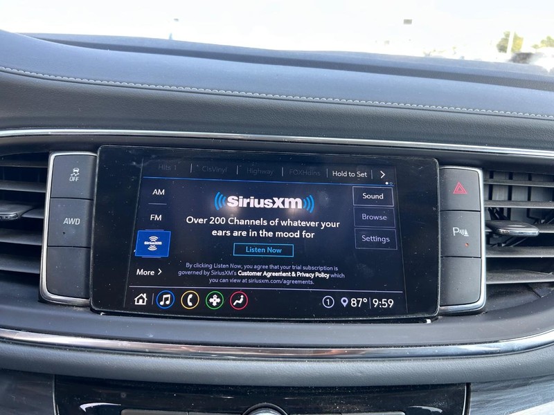 Buick Enclave Vehicle Full-screen Gallery Image 15