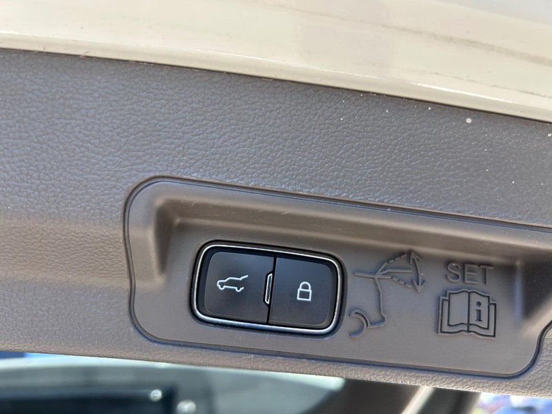 Ford Explorer Vehicle Full-screen Gallery Image 06