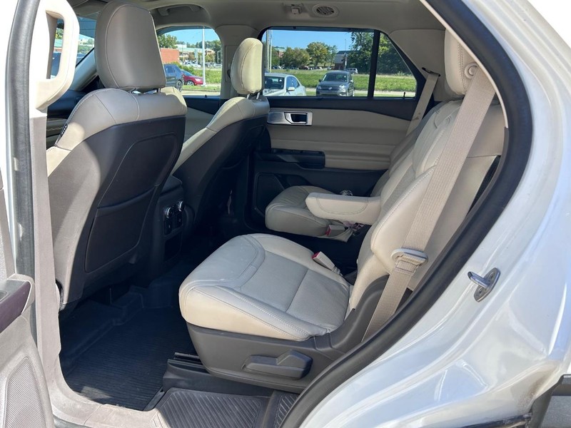 Ford Explorer Vehicle Full-screen Gallery Image 09