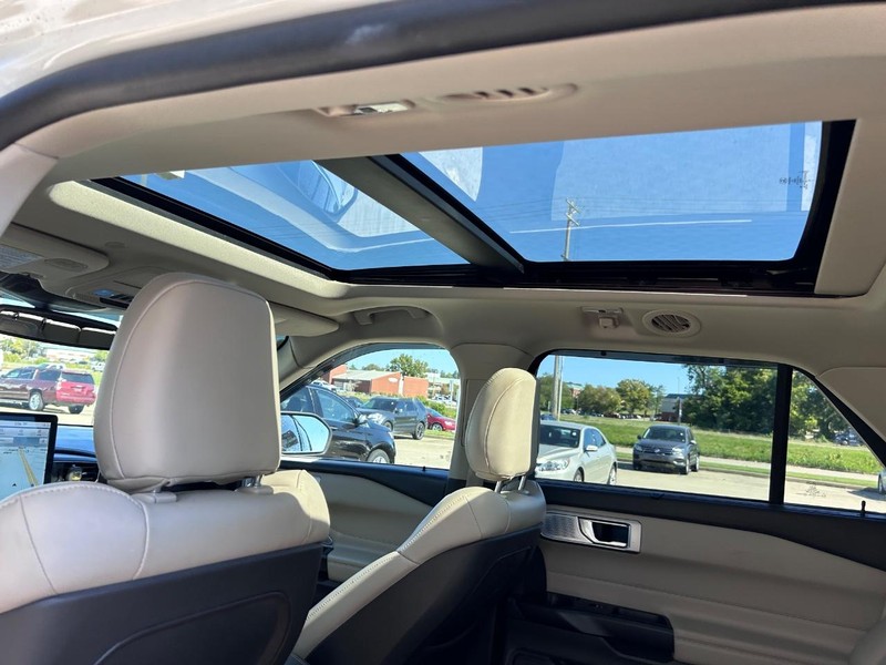 Ford Explorer Vehicle Full-screen Gallery Image 10