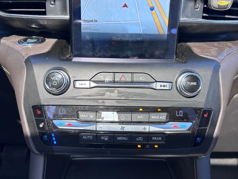 Ford Explorer Vehicle Full-screen Gallery Image 17