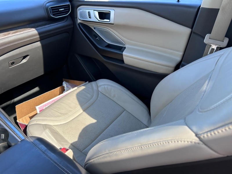 Ford Explorer Vehicle Full-screen Gallery Image 19