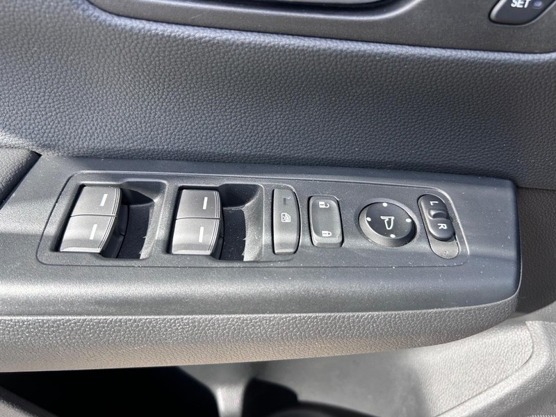 Honda CR-V Hybrid Vehicle Full-screen Gallery Image 18