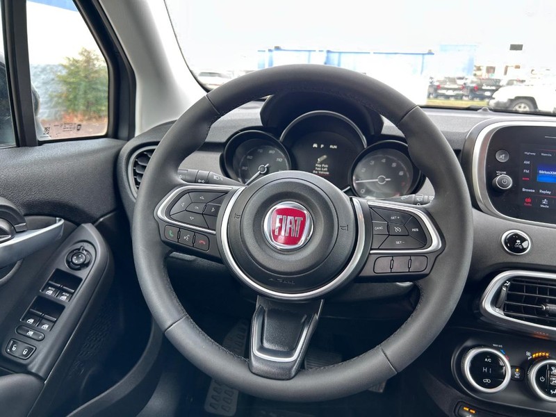 FIAT 500X Vehicle Full-screen Gallery Image 09