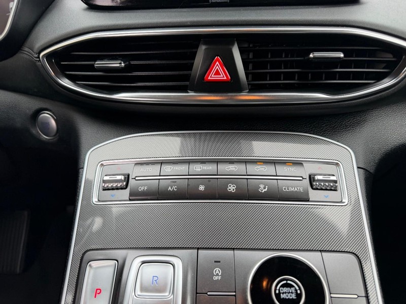 Hyundai Santa Fe Vehicle Full-screen Gallery Image 16