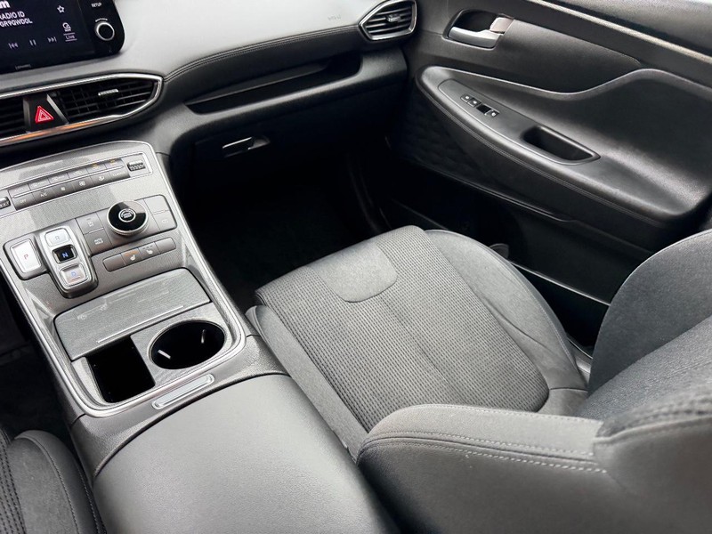 Hyundai Santa Fe Vehicle Full-screen Gallery Image 18