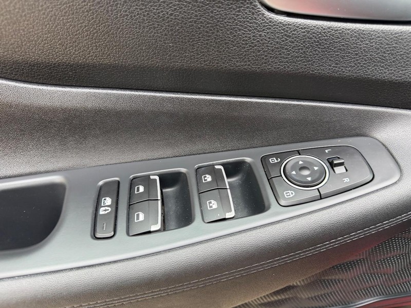 Hyundai Santa Fe Vehicle Full-screen Gallery Image 19