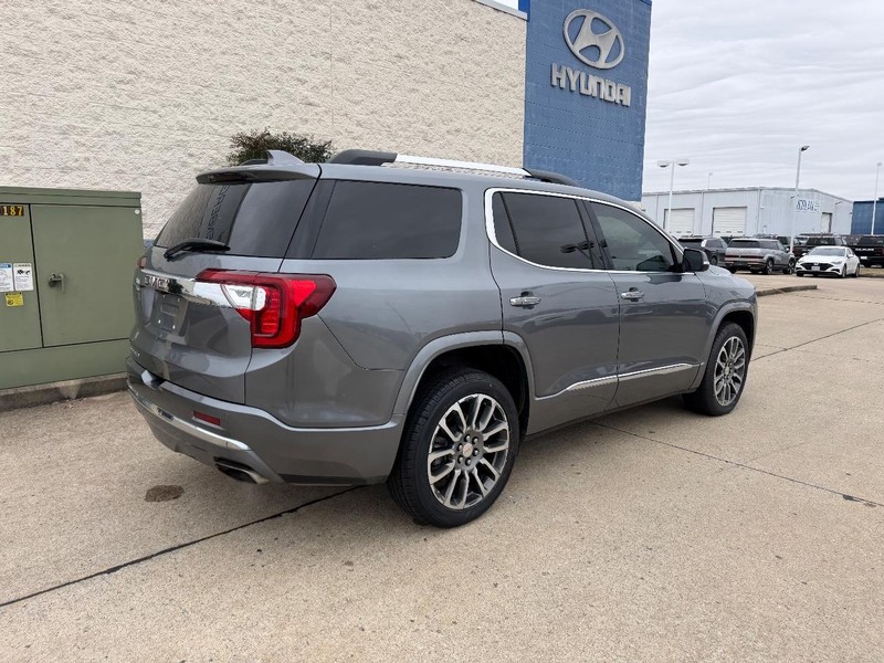 GMC Acadia Vehicle Full-screen Gallery Image 03