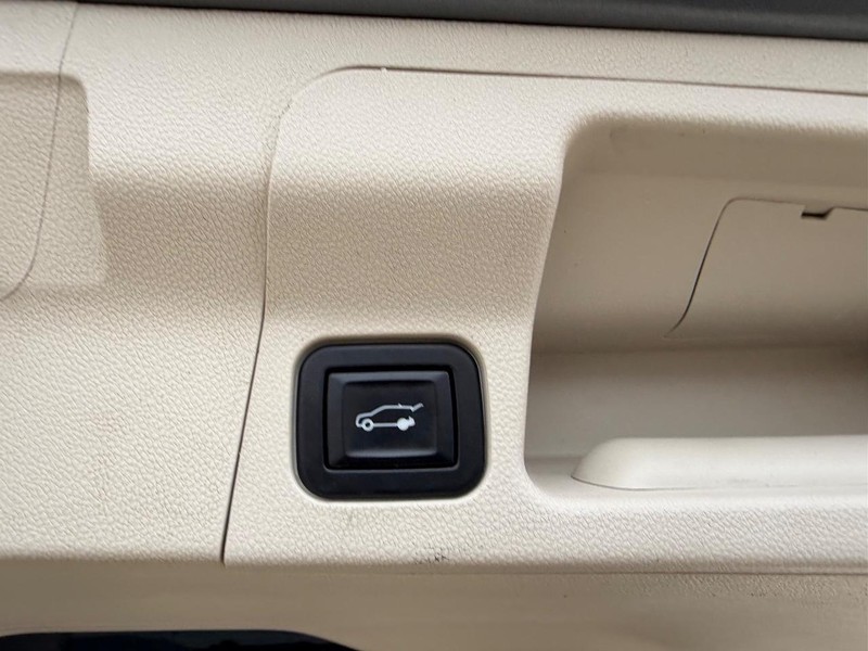 GMC Acadia Vehicle Full-screen Gallery Image 06