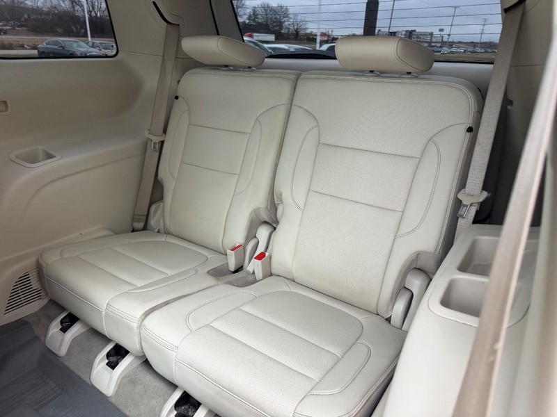 GMC Acadia Vehicle Full-screen Gallery Image 08