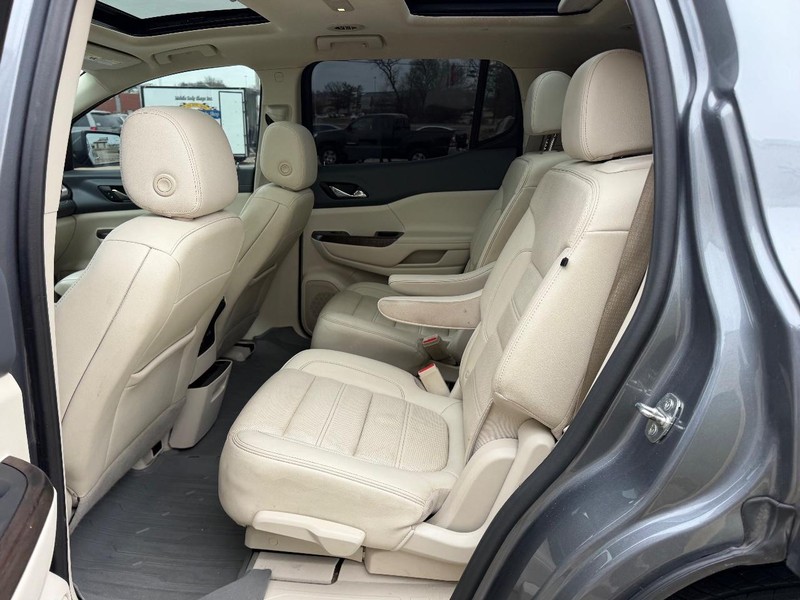 GMC Acadia Vehicle Full-screen Gallery Image 09