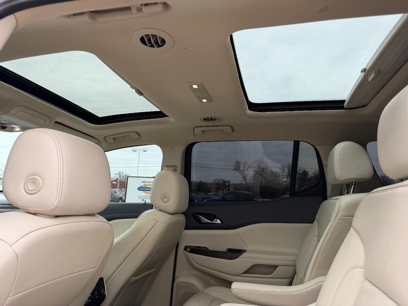 GMC Acadia Vehicle Full-screen Gallery Image 10