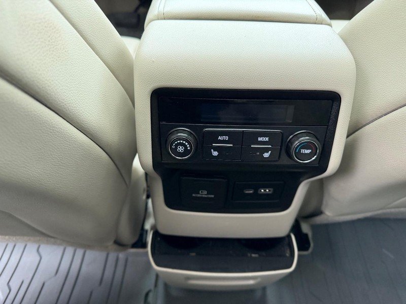 GMC Acadia Vehicle Full-screen Gallery Image 11