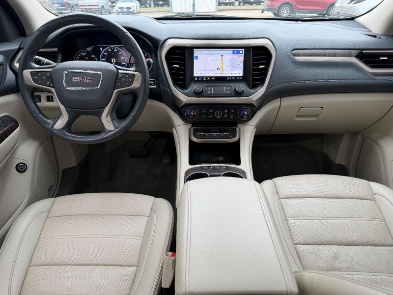 GMC Acadia Vehicle Full-screen Gallery Image 12