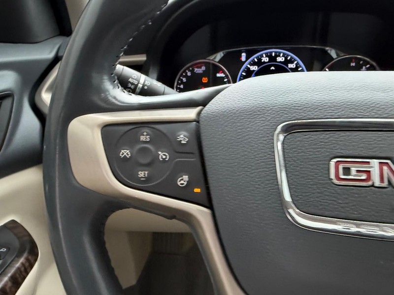 GMC Acadia Vehicle Full-screen Gallery Image 14