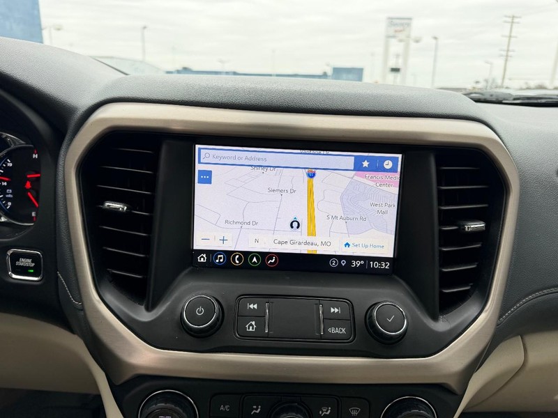 GMC Acadia Vehicle Full-screen Gallery Image 16