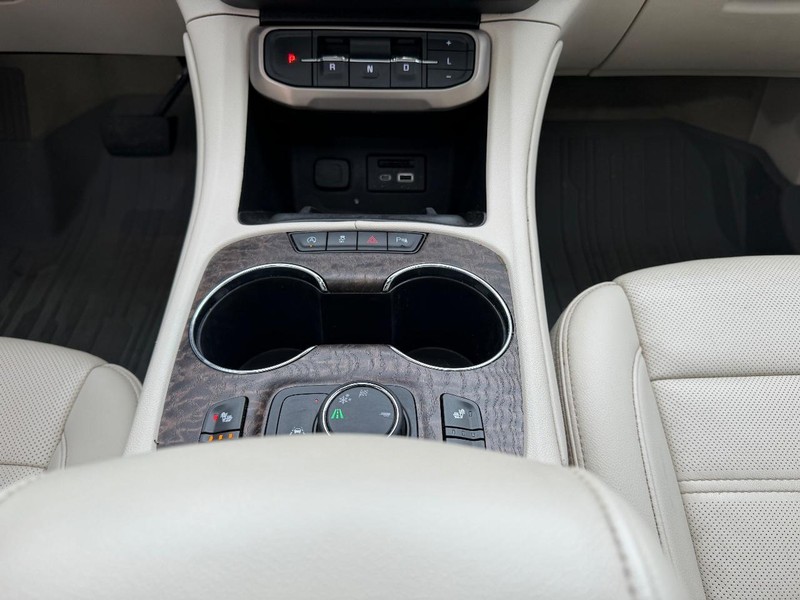 GMC Acadia Vehicle Full-screen Gallery Image 18