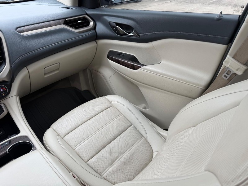 GMC Acadia Vehicle Full-screen Gallery Image 19