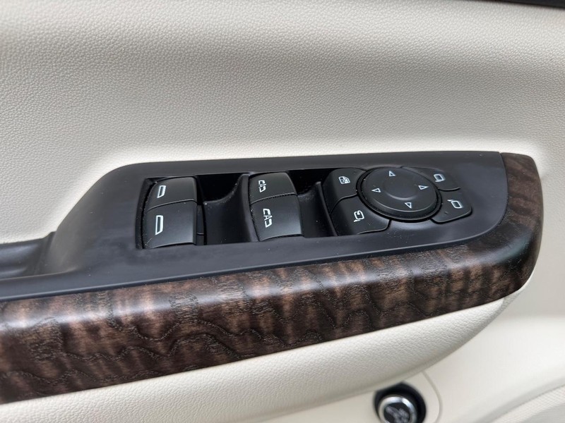 GMC Acadia Vehicle Full-screen Gallery Image 20