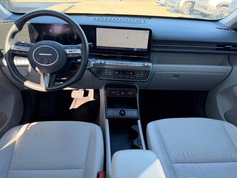 Hyundai Kona Vehicle Full-screen Gallery Image 08