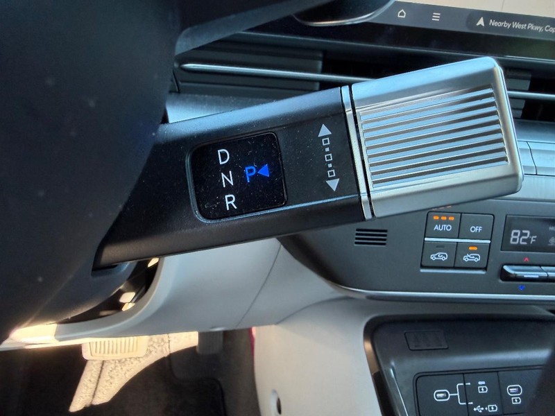 Hyundai Kona Vehicle Full-screen Gallery Image 12