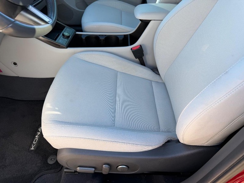 Hyundai Kona Vehicle Full-screen Gallery Image 17