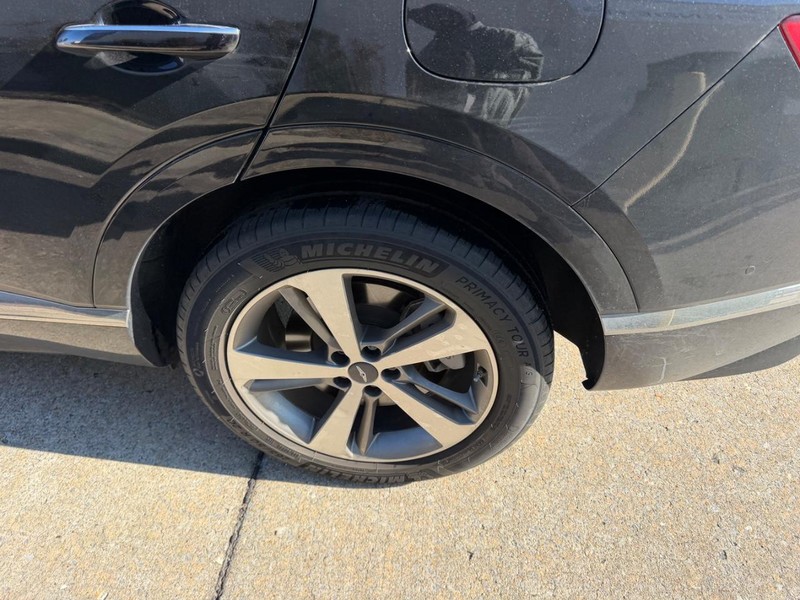 Genesis GV80 Vehicle Full-screen Gallery Image 07