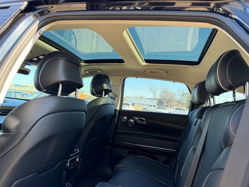 Genesis GV80 Vehicle Full-screen Gallery Image 09