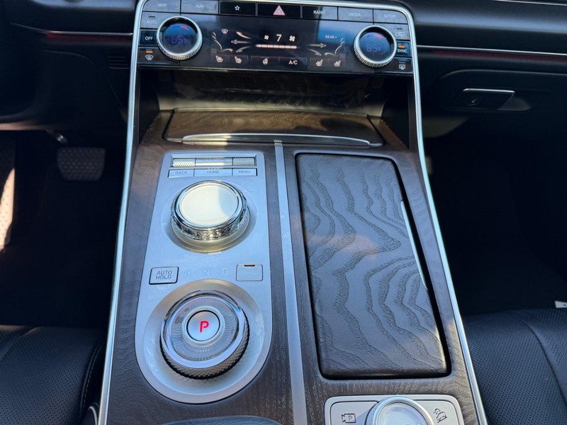 Genesis GV80 Vehicle Full-screen Gallery Image 16