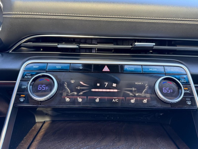 Genesis GV80 Vehicle Full-screen Gallery Image 18