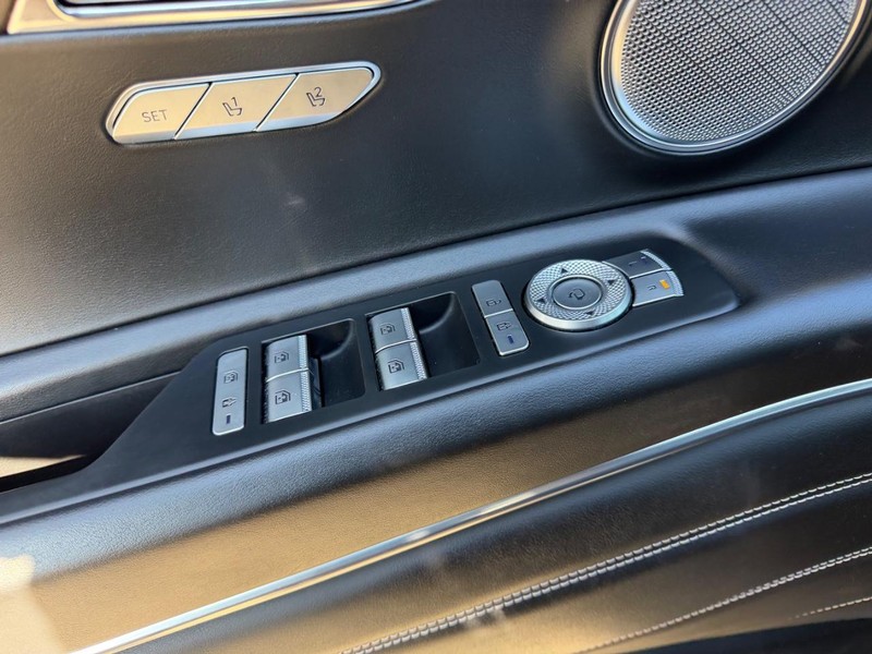 Genesis GV80 Vehicle Full-screen Gallery Image 19