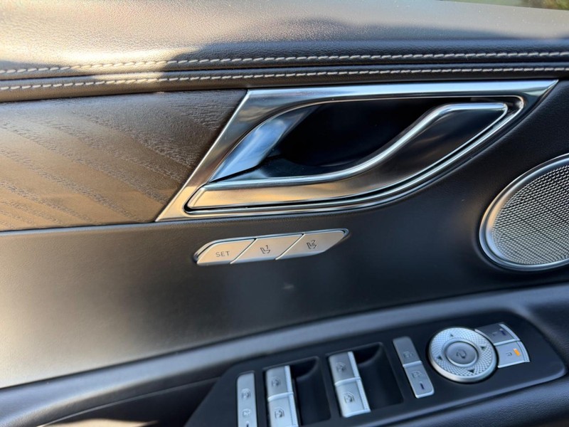 Genesis GV80 Vehicle Full-screen Gallery Image 20