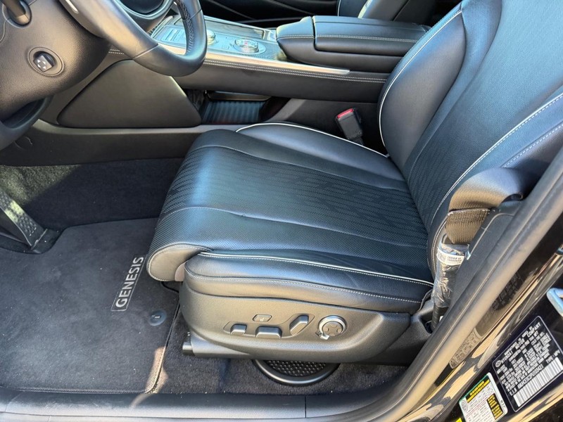 Genesis GV80 Vehicle Full-screen Gallery Image 21