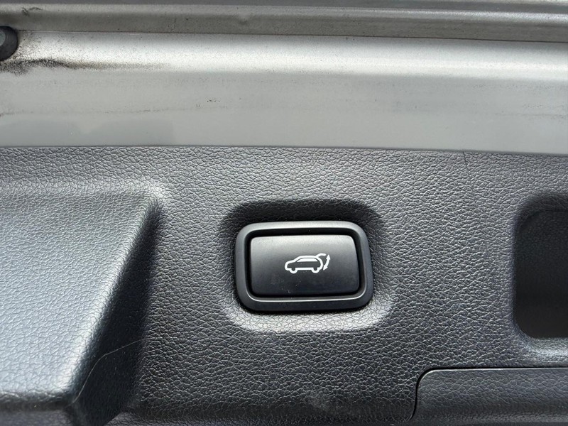 Hyundai Santa Fe Hybrid Vehicle Full-screen Gallery Image 06