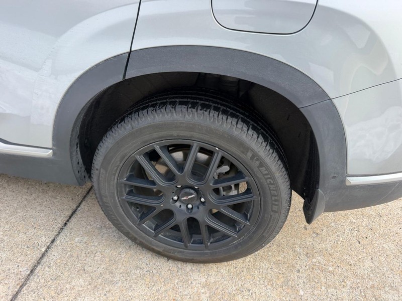 Hyundai Santa Fe Hybrid Vehicle Full-screen Gallery Image 07