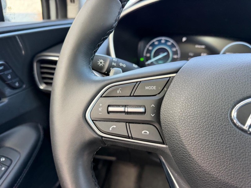 Hyundai Santa Fe Hybrid Vehicle Full-screen Gallery Image 12