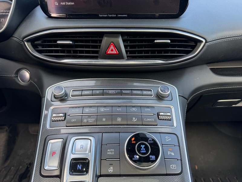 Hyundai Santa Fe Hybrid Vehicle Full-screen Gallery Image 15