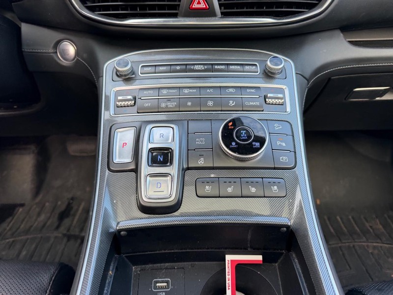 Hyundai Santa Fe Hybrid Vehicle Full-screen Gallery Image 16