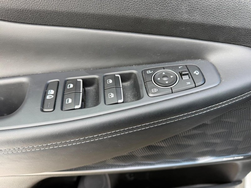 Hyundai Santa Fe Hybrid Vehicle Full-screen Gallery Image 18