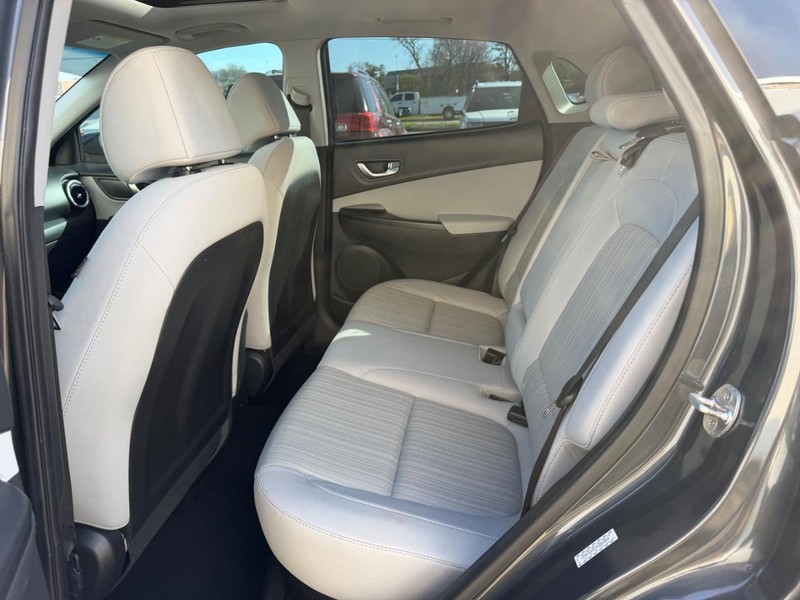 Hyundai Kona Vehicle Full-screen Gallery Image 07