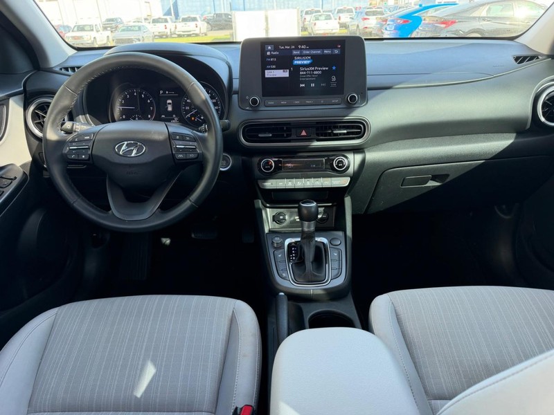 Hyundai Kona Vehicle Full-screen Gallery Image 09