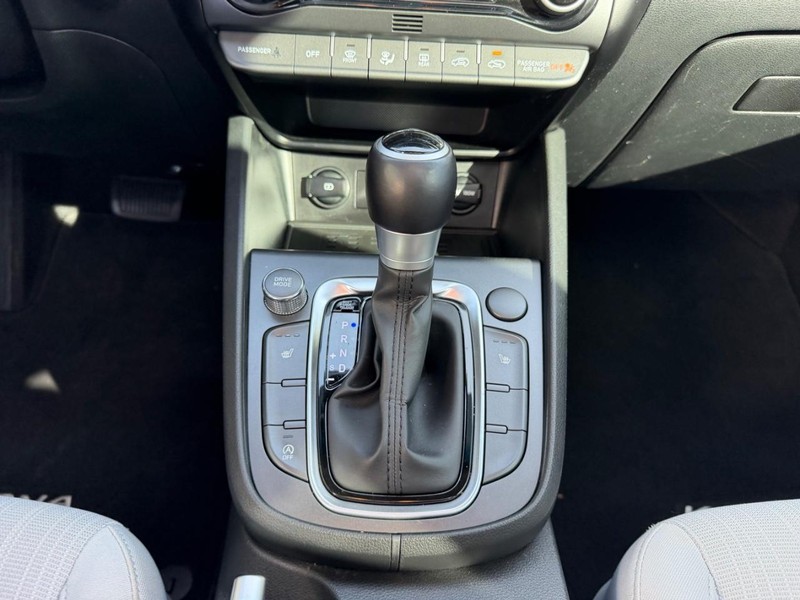 Hyundai Kona Vehicle Full-screen Gallery Image 15