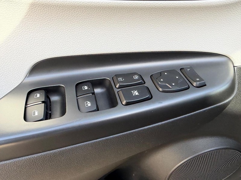 Hyundai Kona Vehicle Full-screen Gallery Image 17